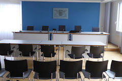 Das Bild zeigt den Sitzungssaal im 3. OG des Landesarbeitsgerichts Baden-Württemberg in Freiburg
