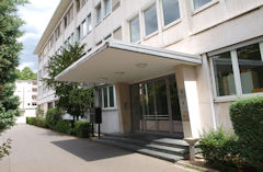 Das Bild zeigt den Eingangsbereich des Gebäudes Landesarbeitsgericht Baden-Württemberg - Kammern Mannheim